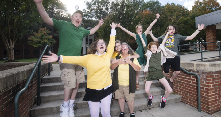 The Pistone family from Ohio received the 11th annual Alan and Sally Merten Family of the Year Award at Mason’s Family Weekend. Photo by Evan Cantwell/Creative Services